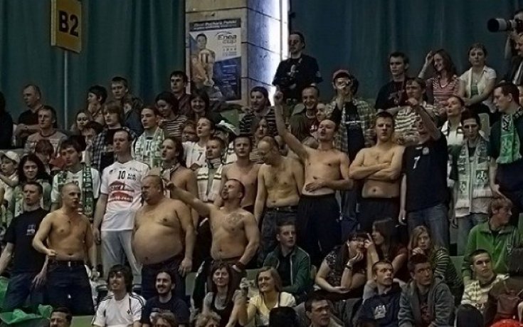 Пушката бие пред голи тумбаци
