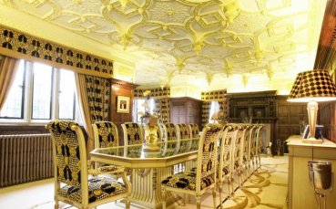 Невил продава кичозно имение за 4 милиона