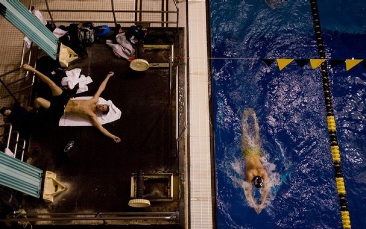 Майкъл Фелпс заспа на кулата за скок във вода