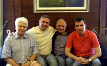 Пратиха Топалов насила да се разхожда