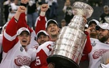 Треньрът на Детройт Ред Уинг подиса нов контракт