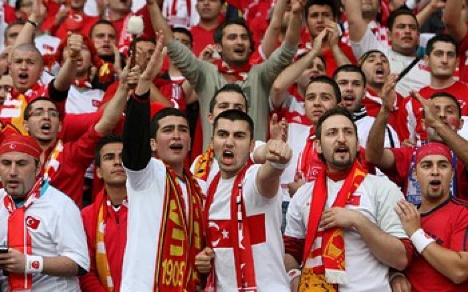 Турските фенове отпразнуваха спокойно успеха над Швейцария