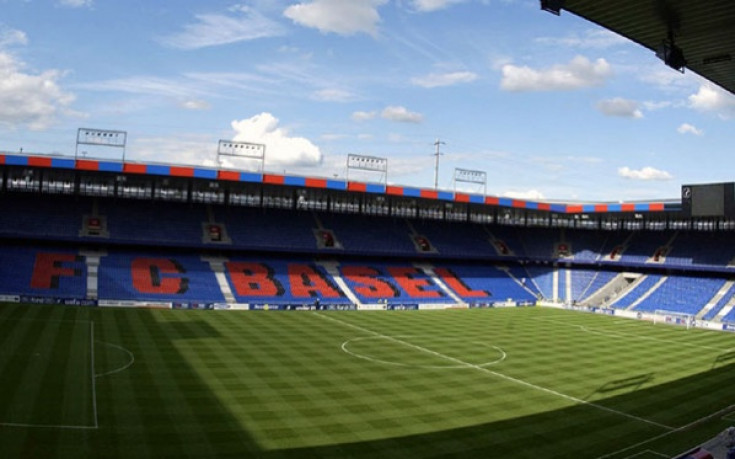 Спешно сменят покритието на стадиона в Базел