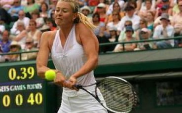 Прозрачна блуза и победа за Шарапова в първи кръг