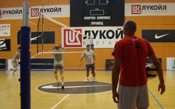 Мартин Стоев мята три килограмови топки с националите