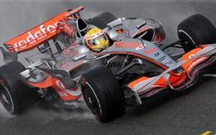 Хамилтън триумфира на Силвърстоун в голямо дъждовно шоу