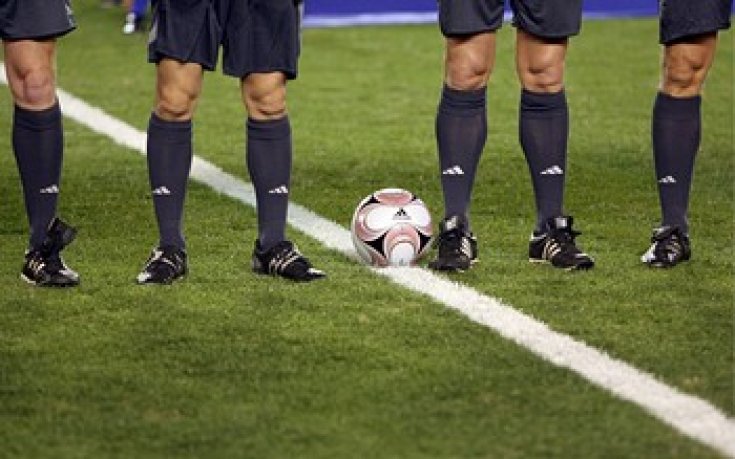 Пиянде свири мач в Беларус, помагат му да напусне терена