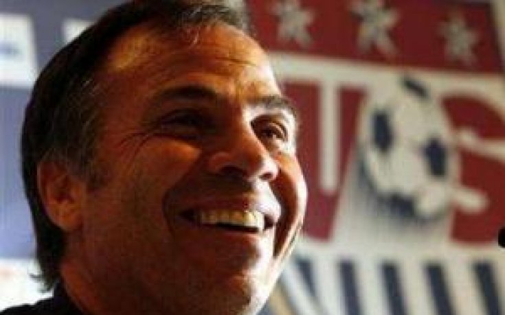 Брус Арина пое ЛА Галакси