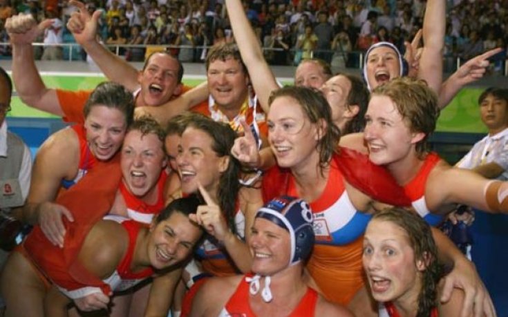 Холандките с титлата на водна топка