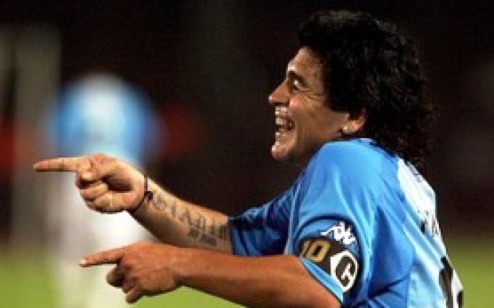 Марадона обеща да вика играчи от Наполи