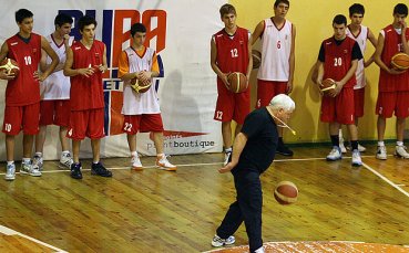 Пини ентусиазиран да учи младите