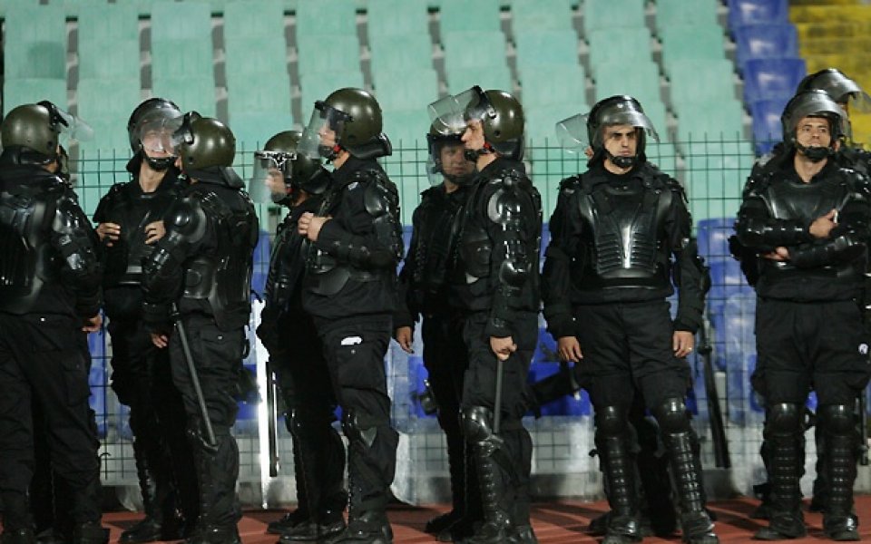 Полицията снима всички зрители на Сърбия - България