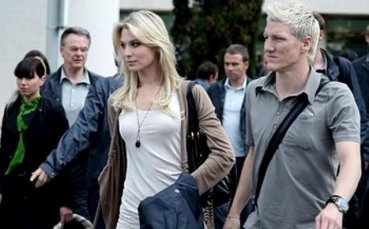 Дългокраката Сара май е стъпила на врата на Швайни