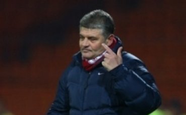 Андоне захапа кокала, иска да поеме Амкар