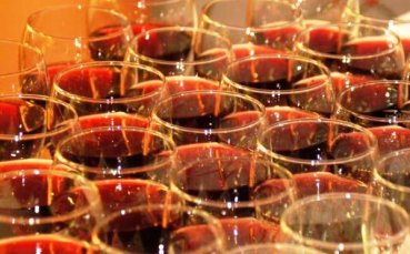 В Чепеларе откриват спортния център с 500 литра вино, песни и скечове