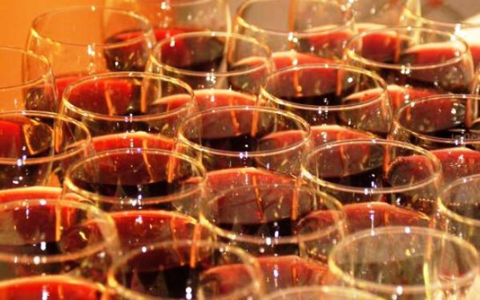 В Чепеларе откриват спортния център с 500 литра вино, песни и скечове