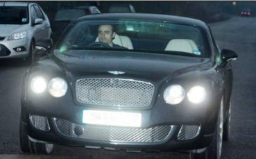 Бербо щракнат зад волана на луксозно Бентли, Рони се плези след катастрофата