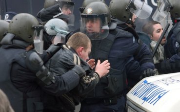 Футболни фенове участваха в сблъсъците пред парламента