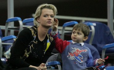 Олимпийска шампионка по гимнастика заведе сина си на тенис
