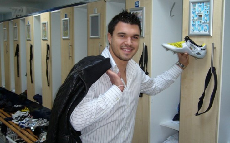 Валери в групата за Уест Хем, остана без костюм