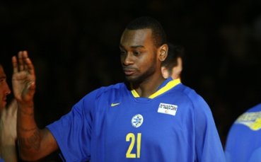 Играч на Пини в болница след скандал пред нощен клуб