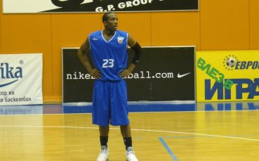 Маркъс Хол с контузия, почива в първия мач