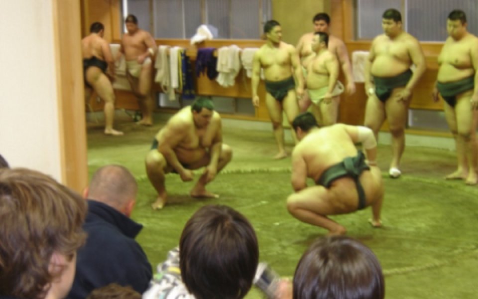 Димна заплаха за сумистите ни в Япония, ще спят на пода с още 45 мъже