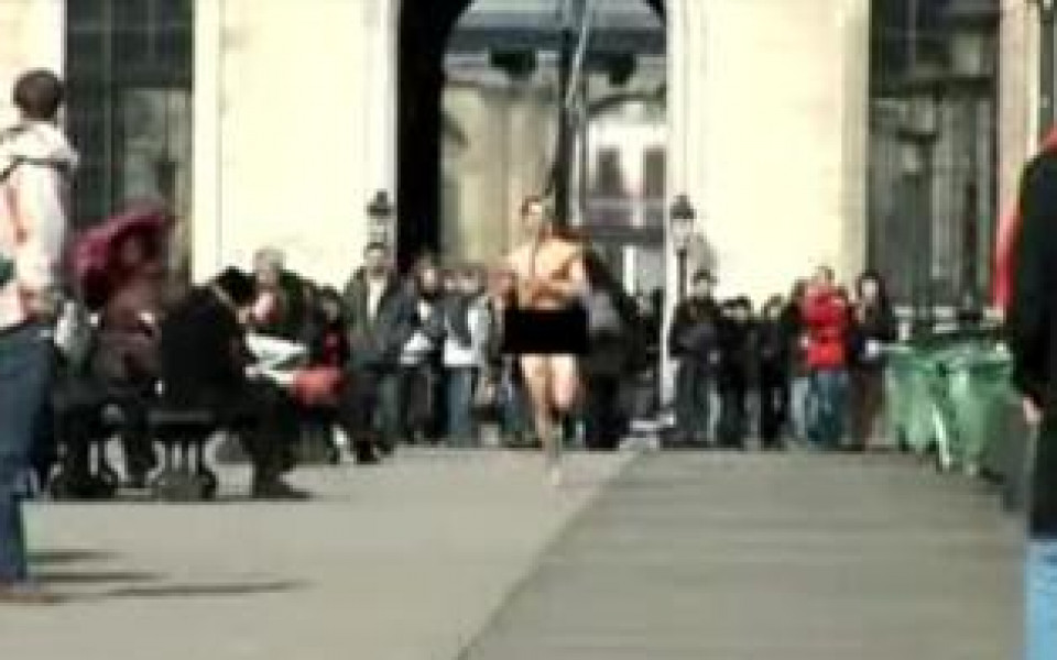 Кризата принуди лекоатлет да тича гол по улиците на Париж
