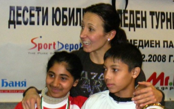 Футболни звезди на Великденския турнир за сираци, Жени Раданова също