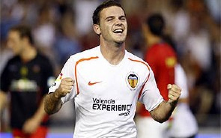 Мата иска да продължи да играе във Валенсия