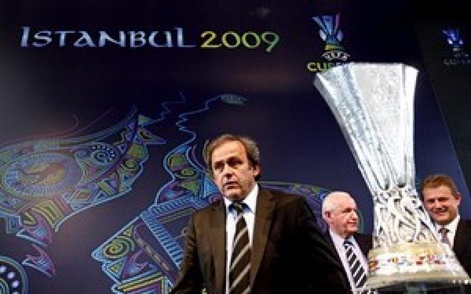 Купата на УЕФА бе предадена на Истанбул