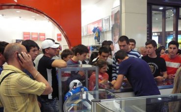 Петков, Йовов и Милиев направиха опашка за автографи