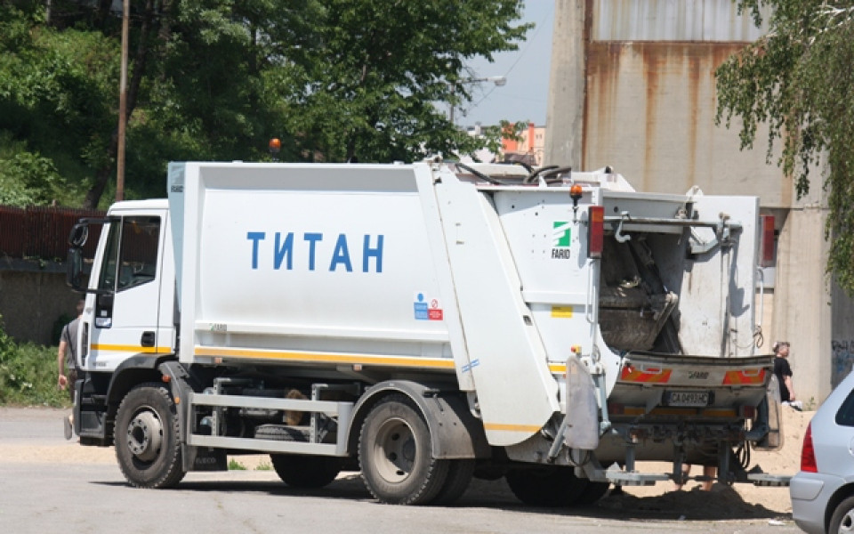 Камион на „Титан” шета и чисти из „Герена”