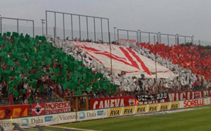 Фен на Виченца почина, падайки от трибуна