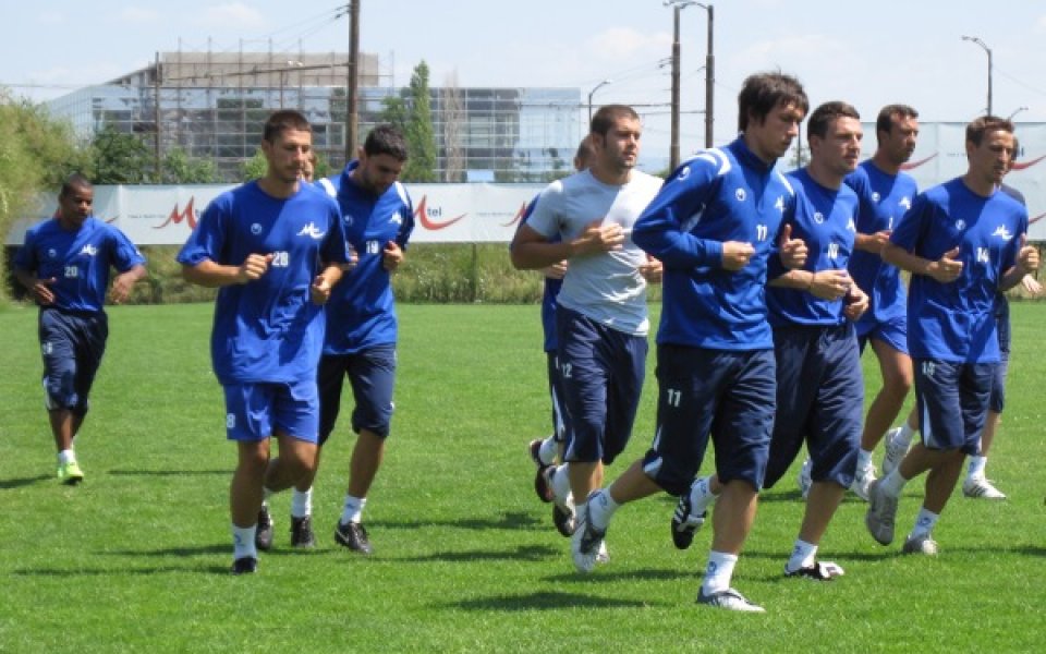 Левски почна с 10 футболисти на Герена