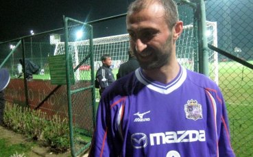 Илиян Стоянов направи дузпа и жълт картон при загуба на Хирошима