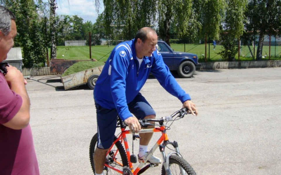 Емо Велев яхна оранжево колело преди Сант Жулия