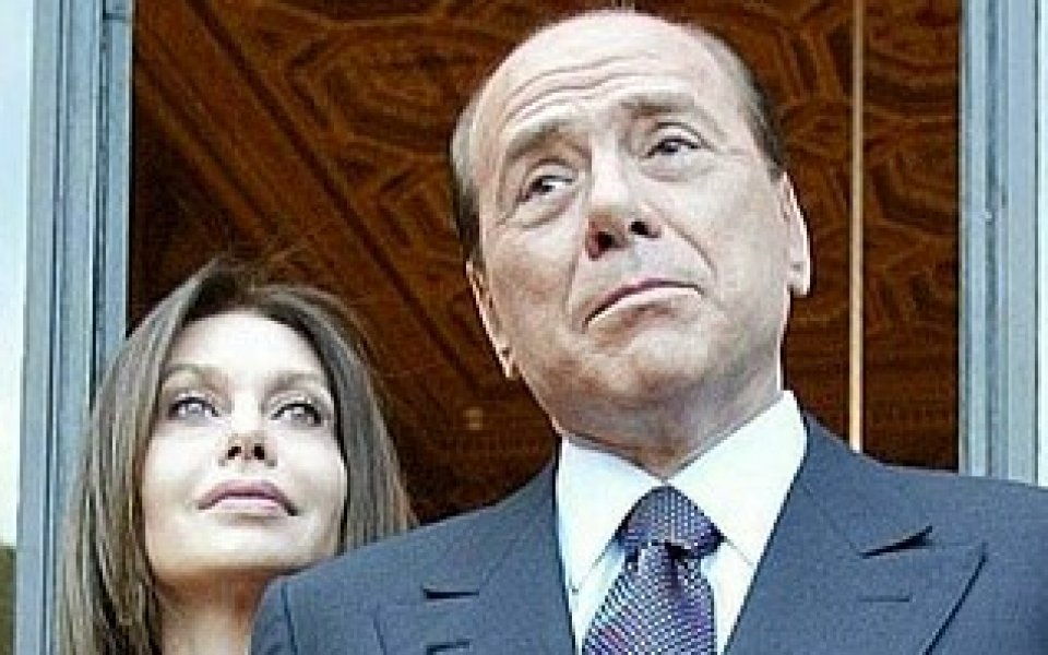 Призовават Берлускони да се лекува, бил пристрастен към секса