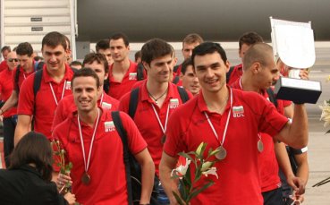 Волейболистите донесоха бронза, връчиха купата на министъра