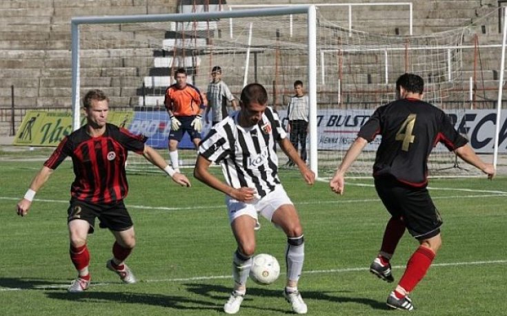 Първа победа за Локо Мездра, кръгът завърши с три червени картона