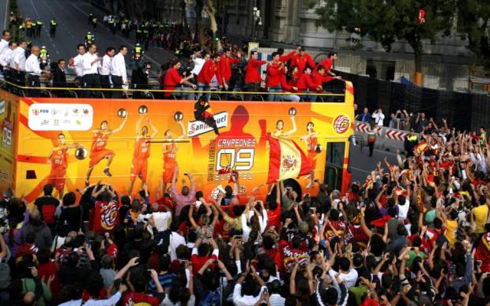 Хиляди излязоха в Мадрид заради шампионите, кралят лично поздрави европървенеца
