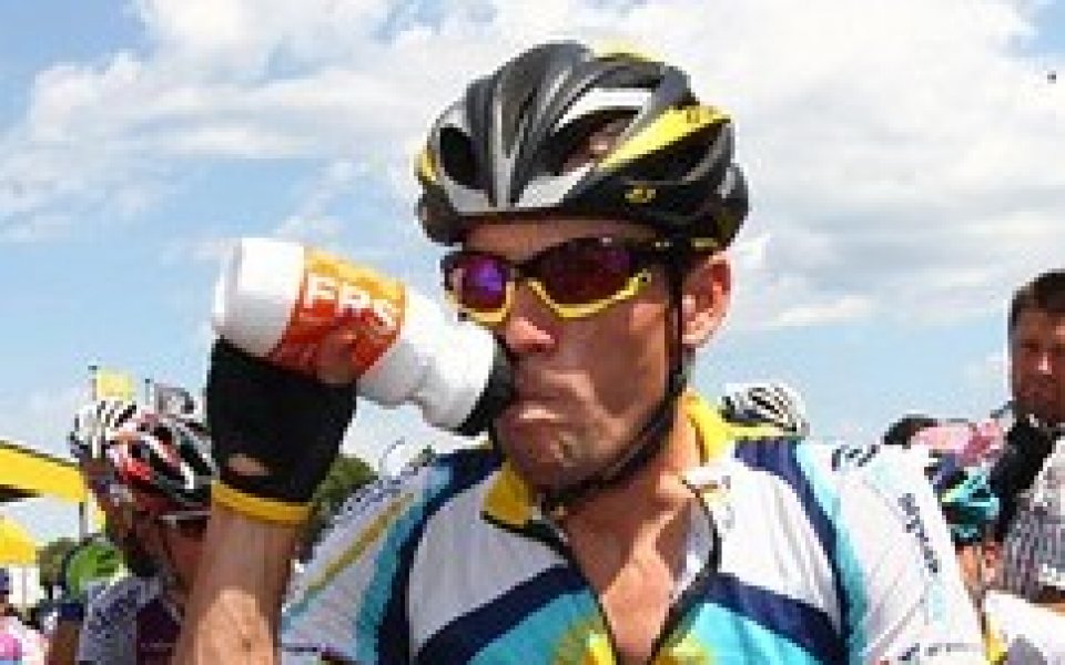 Армстронг ще пие бира на корем