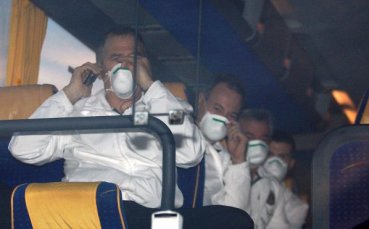 Заради свинския грип: Забраниха на футболистите в Англия да плюват