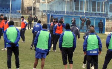 Левски тренира, агитката от Варна - скандира