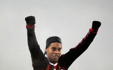 Агентът на Роналдиньо очаква бразилецът да остане в Милан