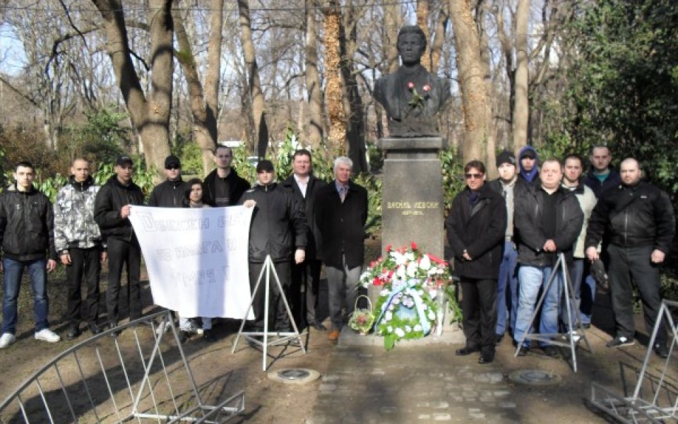 Фенове на Левски във Варна почетоха паметта на Апостола
