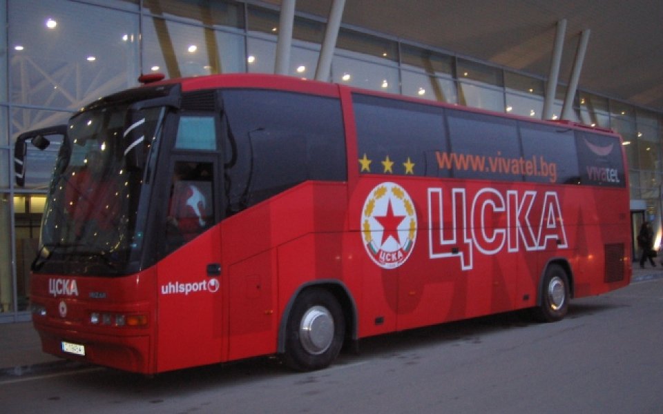 Автобусът на ЦСКА ескортиран с полицейски коли