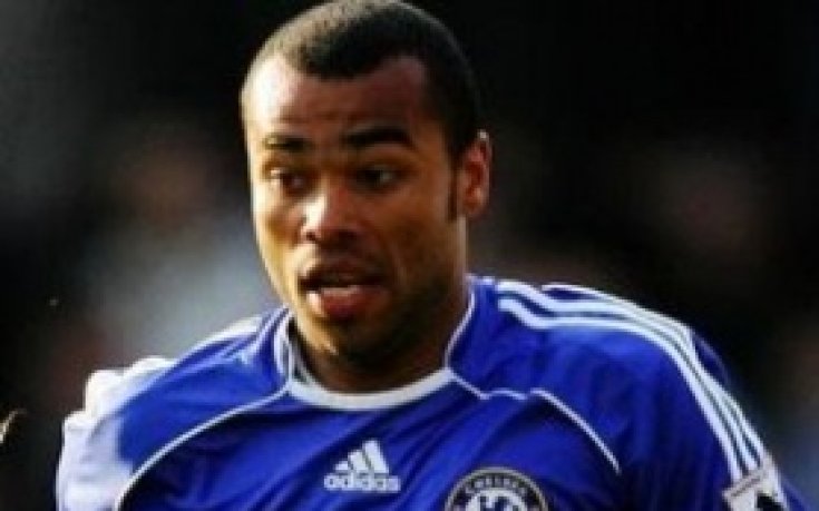 Певица отрече да е спала с Ашли Коул