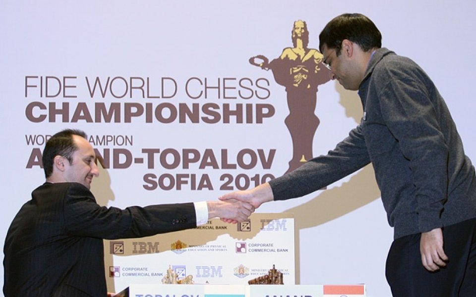 Ананд и Топалов си стиснаха ръцете с реми в шестата партия