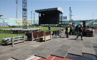 Конкурент ще подгряват AC/DC на „Васил Левски”